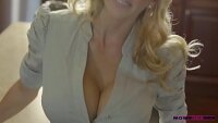 Blonda slăbănoagă îl înnebunește cu un sex intens pe tipul super excitat